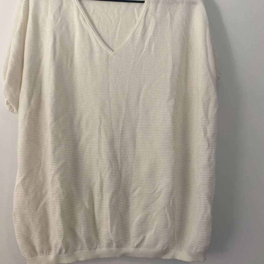 UNIQLO size XL off white V-Neck Knit Top